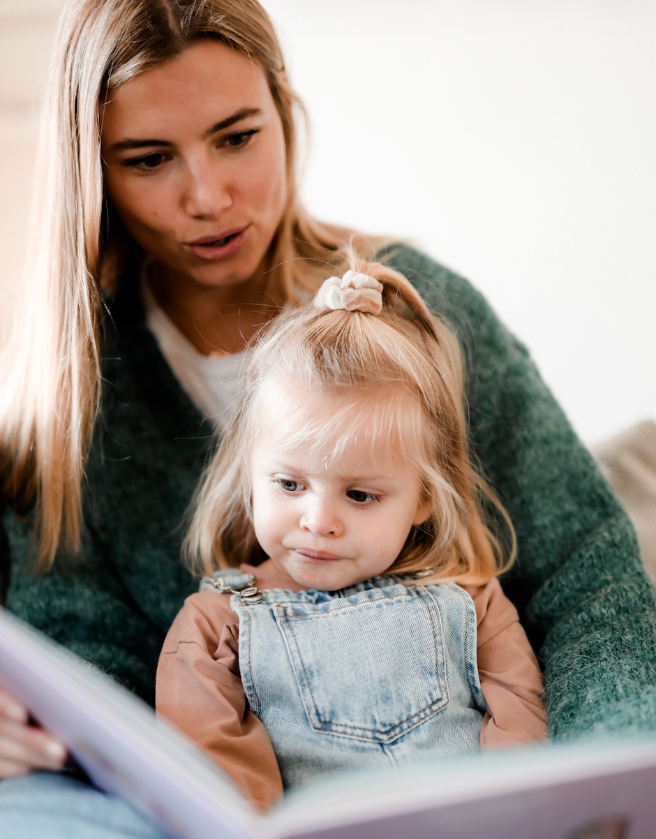 Une maman partage un moment de lecture avec son enfant, pour lui transmettre le plaisir des livres et des histoires.