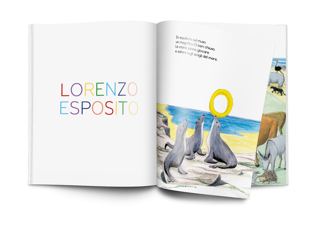 Livre des animaux personnalisé Zebrabook ouvert sur des pages illustrées autour des lettres du prénom
