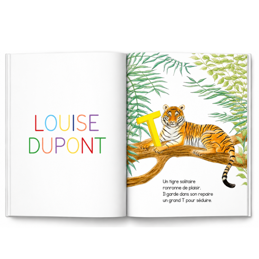 Livre des animaux personnalisé Zebrabook ouvert sur des pages illustrées autour des lettres du prénom
